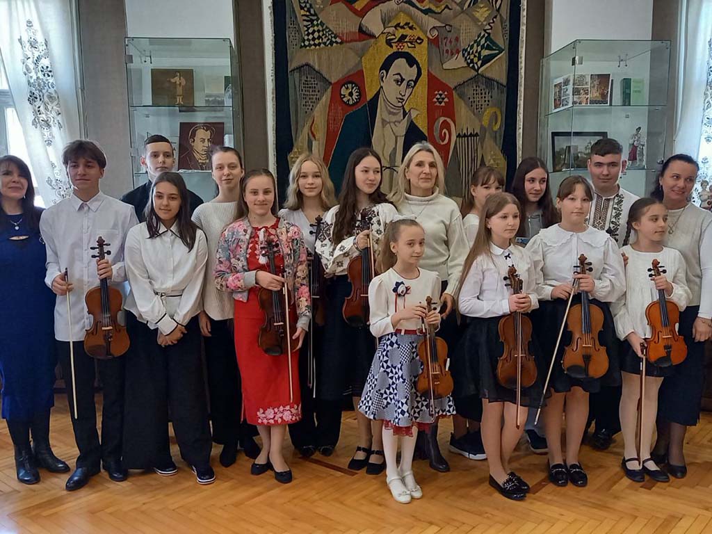 Великодні передзвони "- концертна програма учнів струнно-смичкового відділу