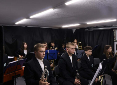 Сьогодні в Арт-просторі відбулася особлива подія — презентація міського естрадного оркестру Vibe Junior Band під керівництвом Заслуженого артиста України Едуарда Головашича.