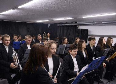 Сьогодні в Арт-просторі відбулася особлива подія — презентація міського естрадного оркестру Vibe Junior Band під керівництвом Заслуженого артиста України Едуарда Головашича.