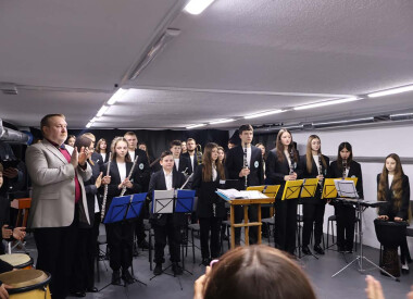 Сьогодні в Арт-просторі відбулася особлива подія — презентація міського естрадного оркестру Vibe Junior Band під керівництвом Заслуженого артиста України Едуарда Головашича.