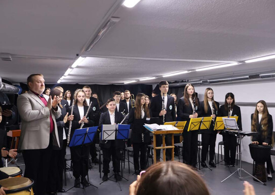 Сьогодні в Арт-просторі відбулася особлива подія — презентація міського естрадного оркестру Vibe Junior Band під керівництвом Заслуженого артиста України Едуарда Головашича.