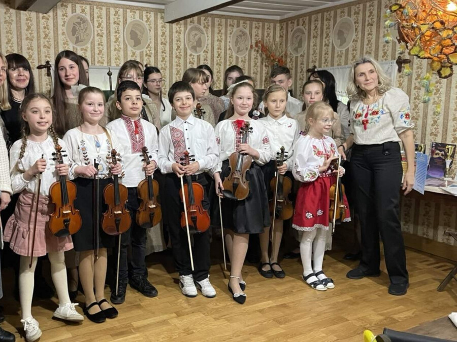 Концертна програма до Дня Європи в Україні та Міжнародного Дню Матері в музеї -садибі І.П.Котляревського