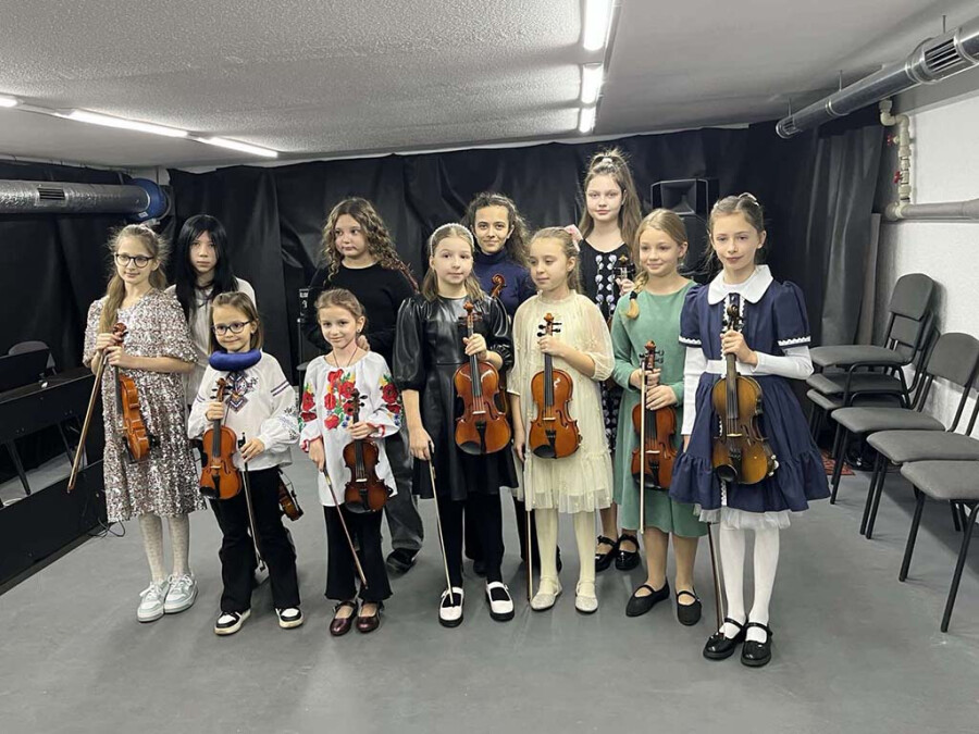 Учні молодших класів струнно-смичкового відділу склали свій передноворічний іспит