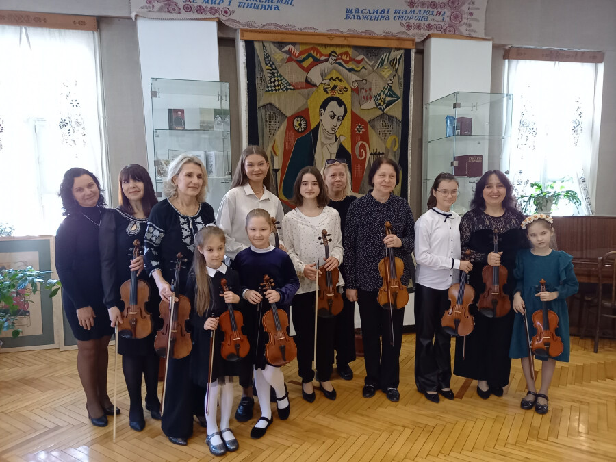 Викладачі та учні струнно-смичкового відділу Полтавської ДМШ-1 виступили з концертною програмою