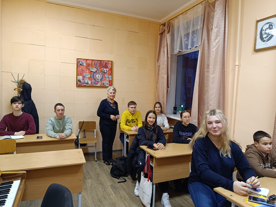 Лекція з учнями школи на тему: "Пісні лютого, які змінили життя українського народу"