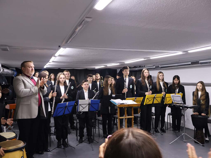 Сьогодні в Арт-просторі відбулася особлива подія — презентація міського естрадного оркестру Vibe Junior Band під керівництвом Заслуженого артиста України Едуарда Головашича.